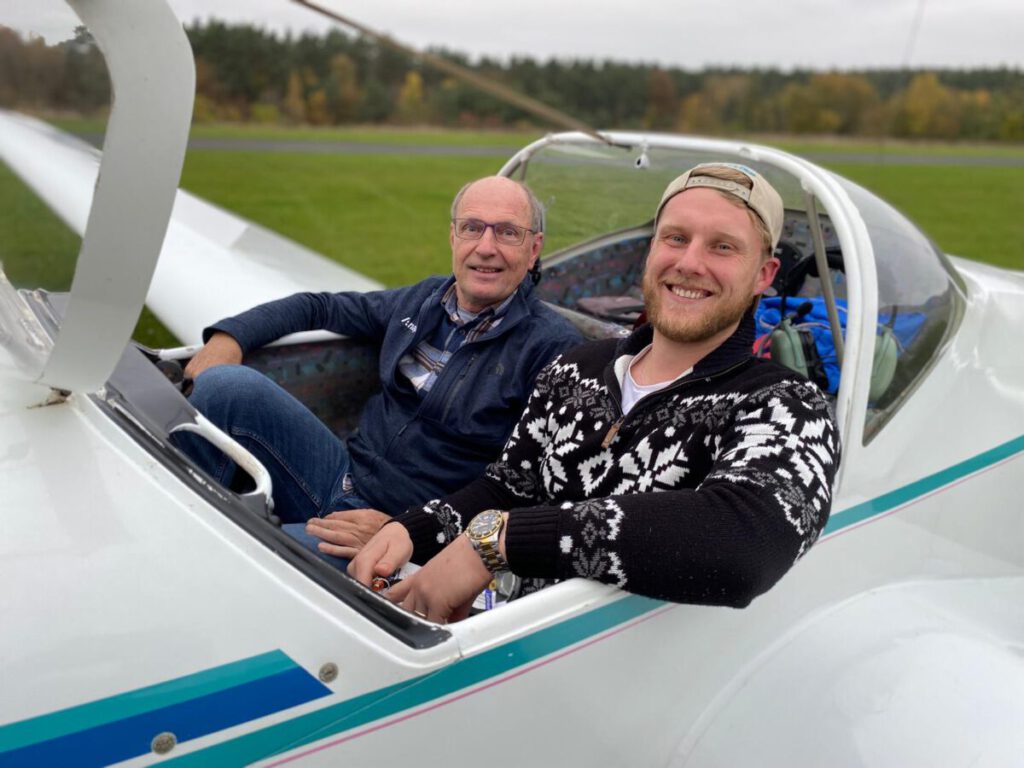 Das Bild zeigt Alexander Festerling mit Flugprüfer nach der erfolgreich bestandenen praktischen Flugprüfung.