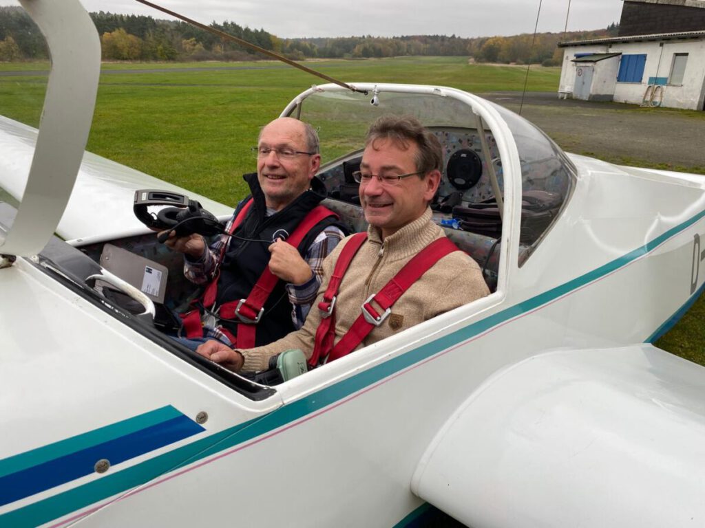 Das Bild zeigt Christian Voit mit Flugprüfer nach der erfolgreich bestandenen praktischen Flugprüfung.